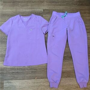 Figs Women's Violet / lavender Scrub set size small